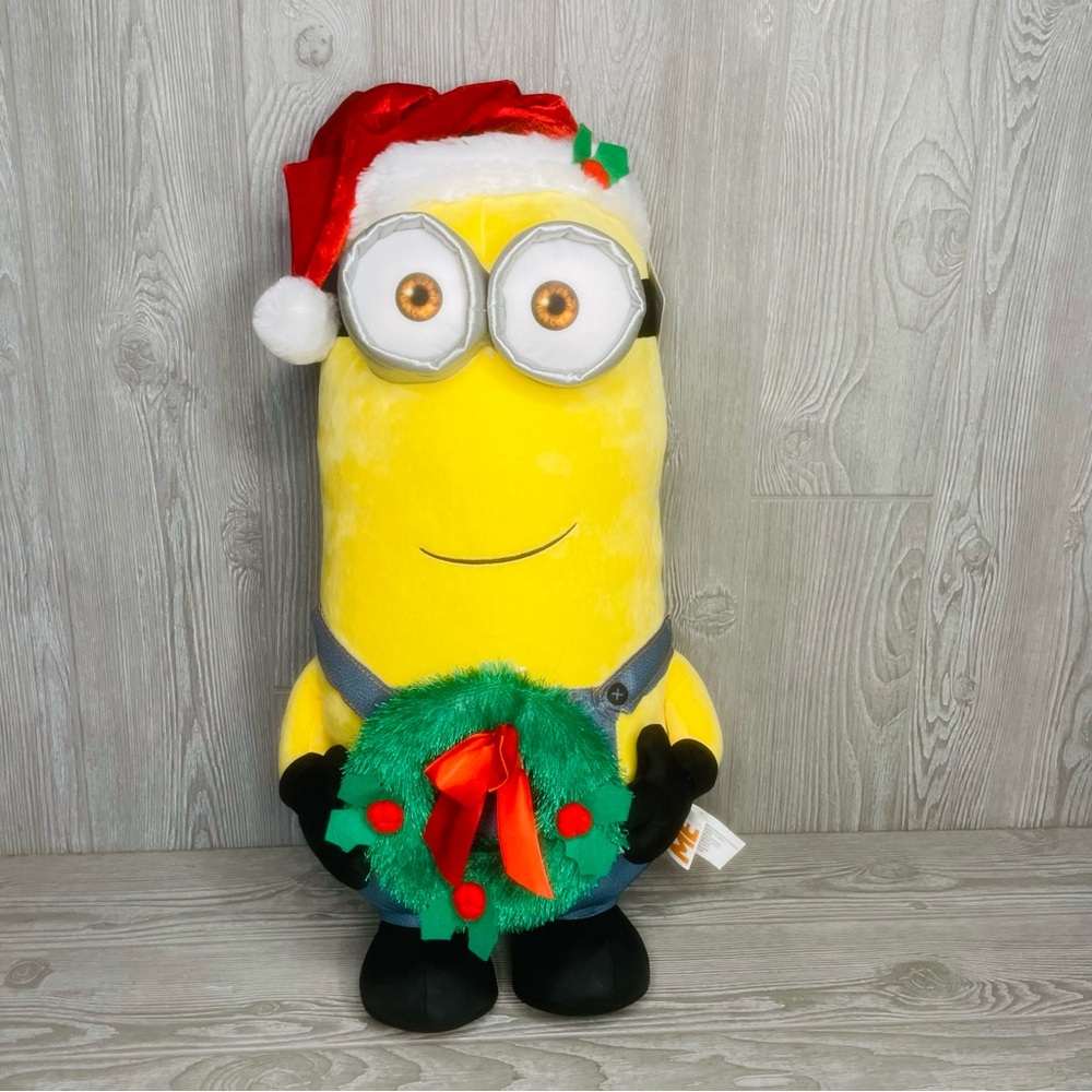 Despicable Me minion with wreath 24 in. Christmas door greeter Kevin decoration